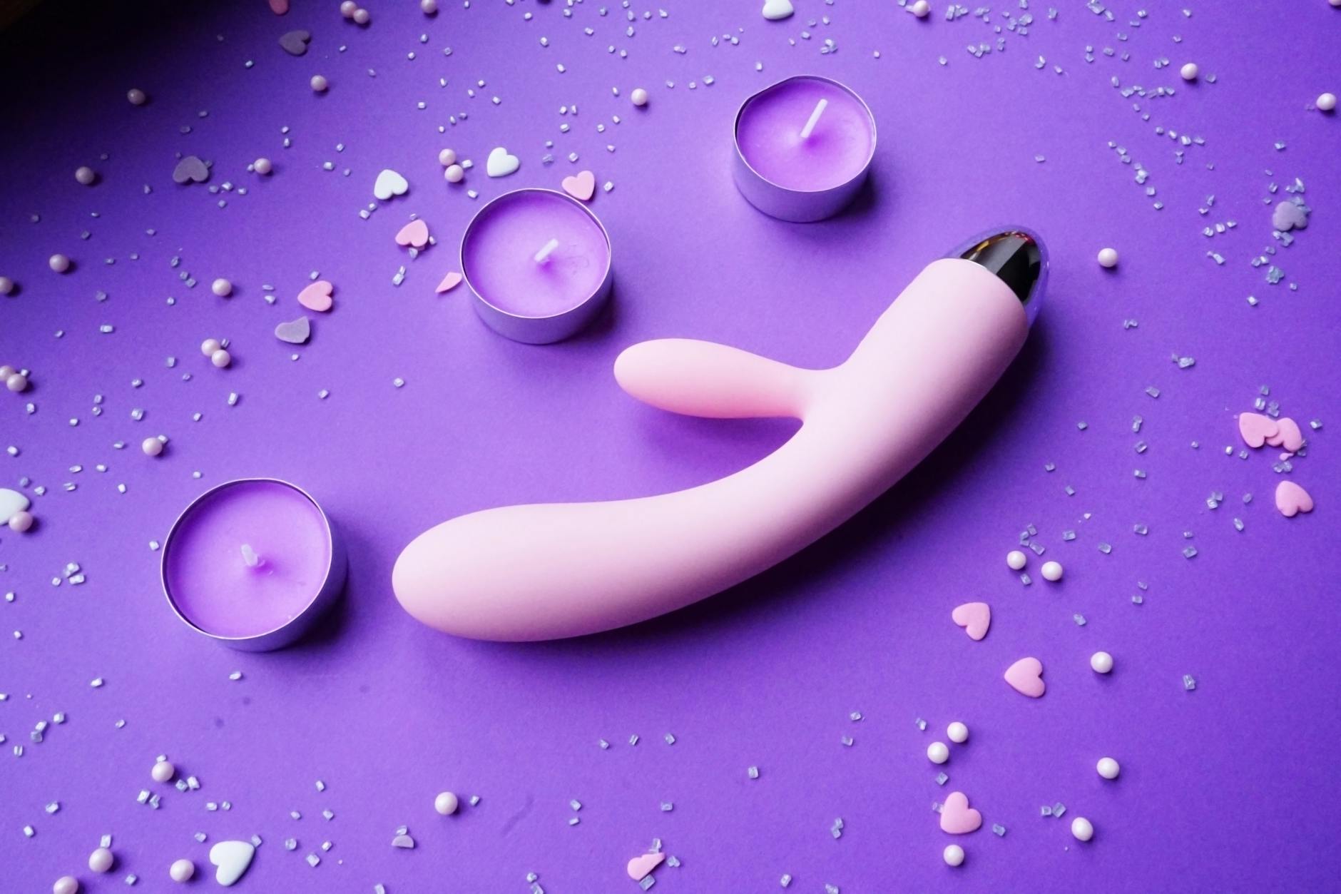 Vibratore al limone in silicone su sfondo neutro